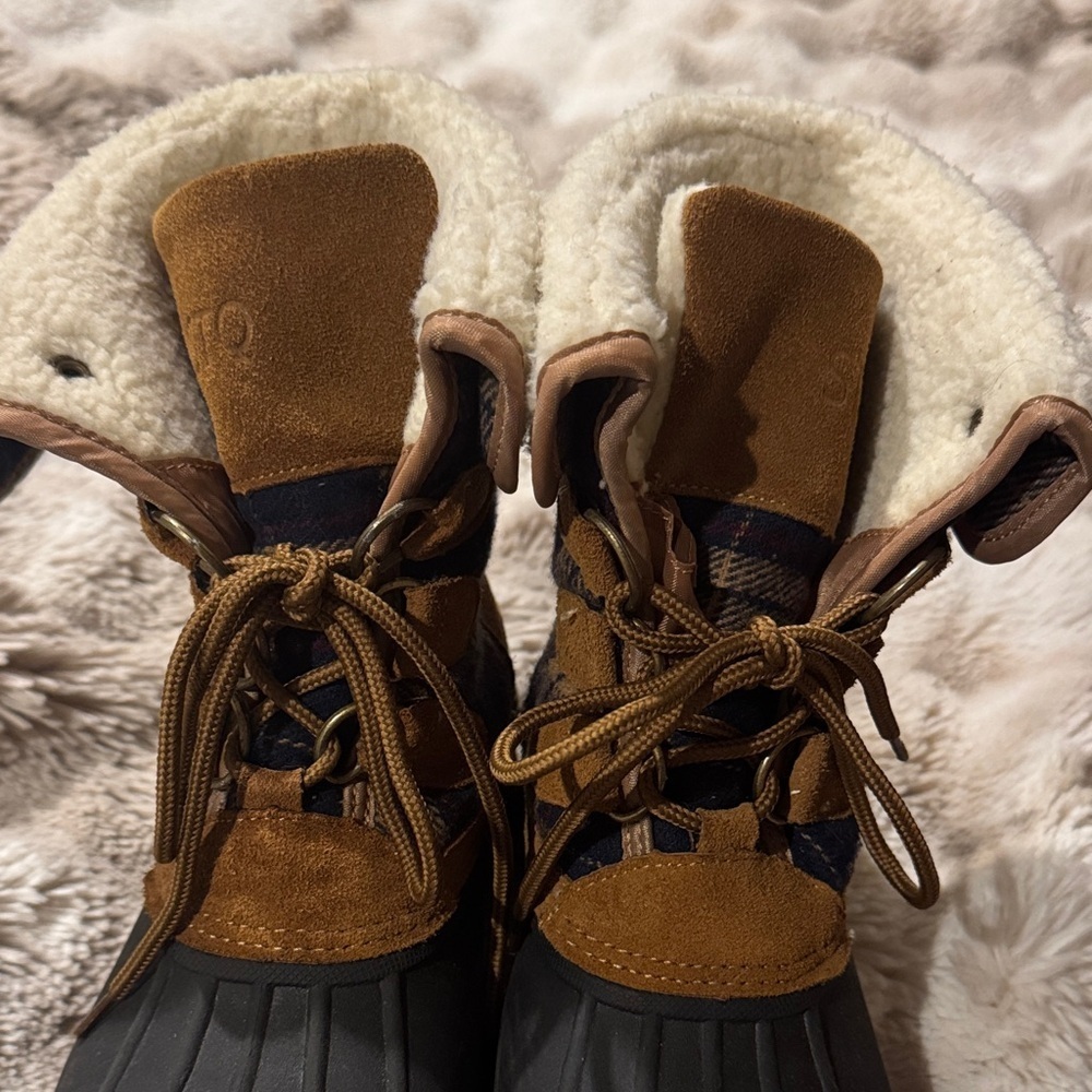 Women’s fur lined Brown and Black Winter Boots - Picture 9 of 9